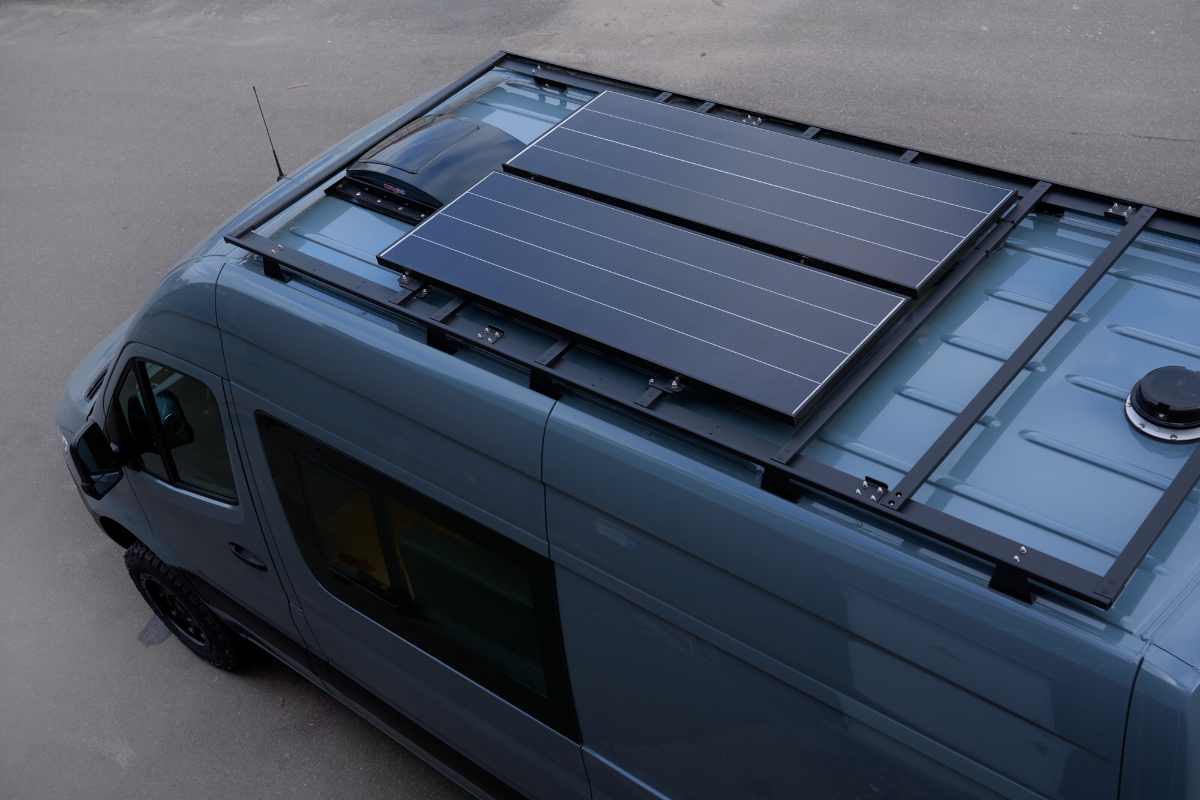 ND Rack-Dachträger für den Sprinter mit Hochdach. Zwei WATTSTUNDE® WS165BL BLACK LINE Schindel- Solarmodule 165Wp für eine autarke Stromversorgung. MaxxFan-Dachlüfter mit 12V-Ventilator für ideale Belüftung. 