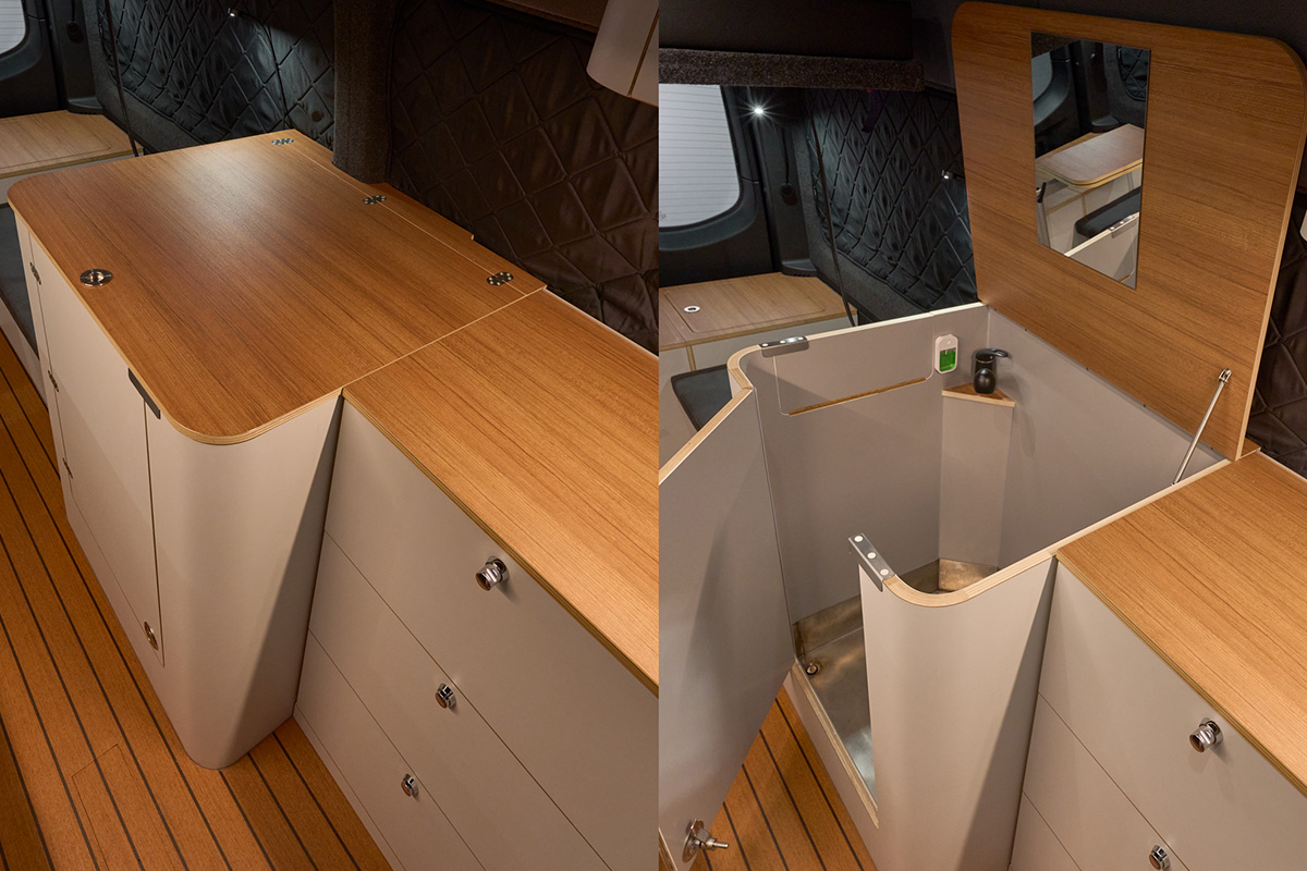 Edelstahl-Duschwanne mit Sondermaß passend für diesen Raum. Bodenplatte mit Teakholz-Schiffsboden- Optik belegt. 