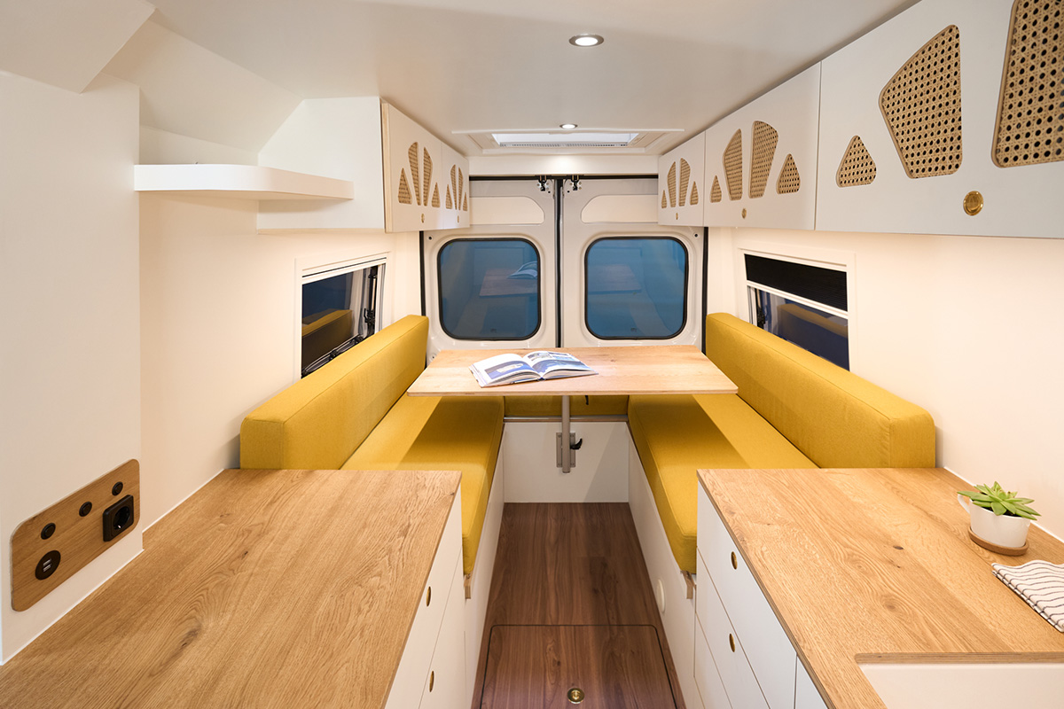 Carbest RW Van- Opening windows on both sides of the rear furniture for all-round visibility. 