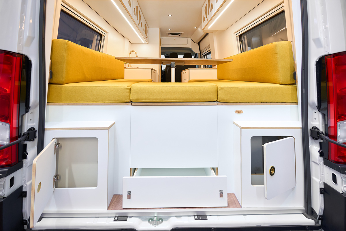 Die Sitzfläche wurde auf ein Podest gesetzt, um zusätzlichen Stauraum zu schaffen. 5-teilige Matratze von Laroma mit einem Bezug in strahlendem Gelb.  