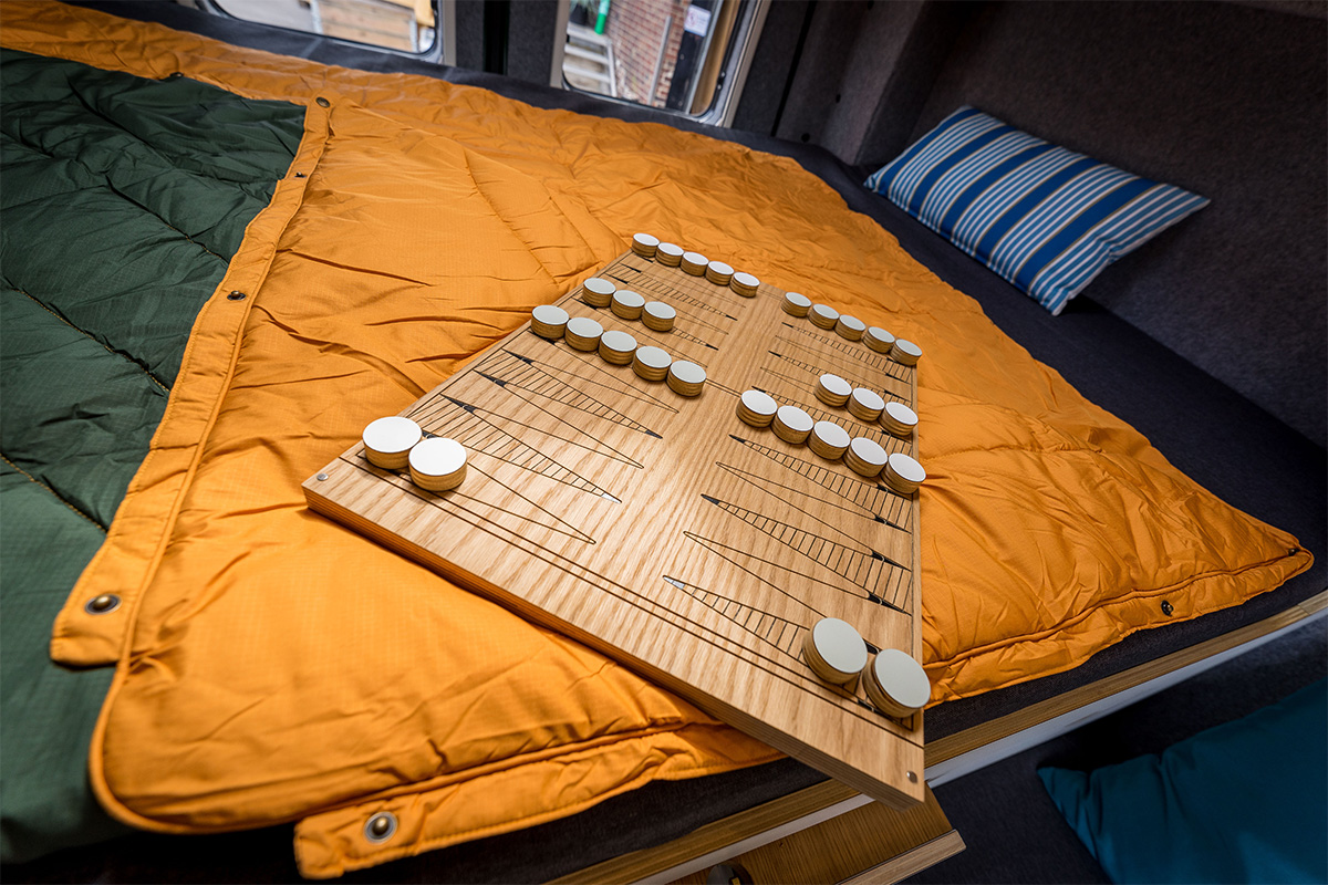 Tischplatte zum Wenden mit eingefrästem Backgammon- Spiel. 