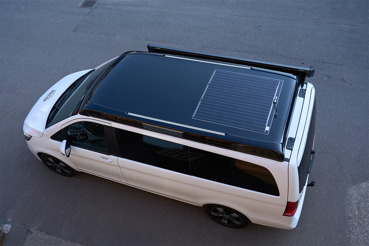 Aufstelldach SCA 152 montiert und in Wagenfarbe lackiert. Superflaches und semi flexibles Solarpanel mit 220 Watt Solarleistung. 