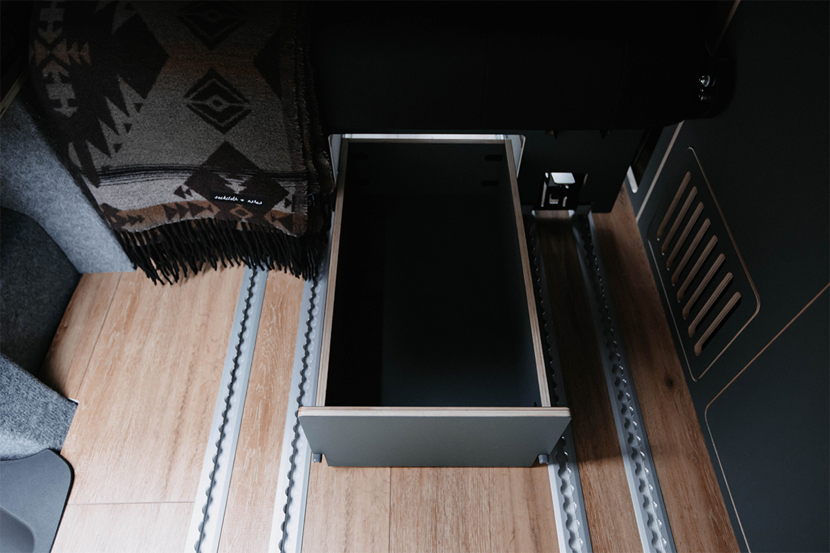 Schafft mehr Stauraum: individuell gefertigte Schublade und Blende unter der SL3- Schlafsitzbank. 