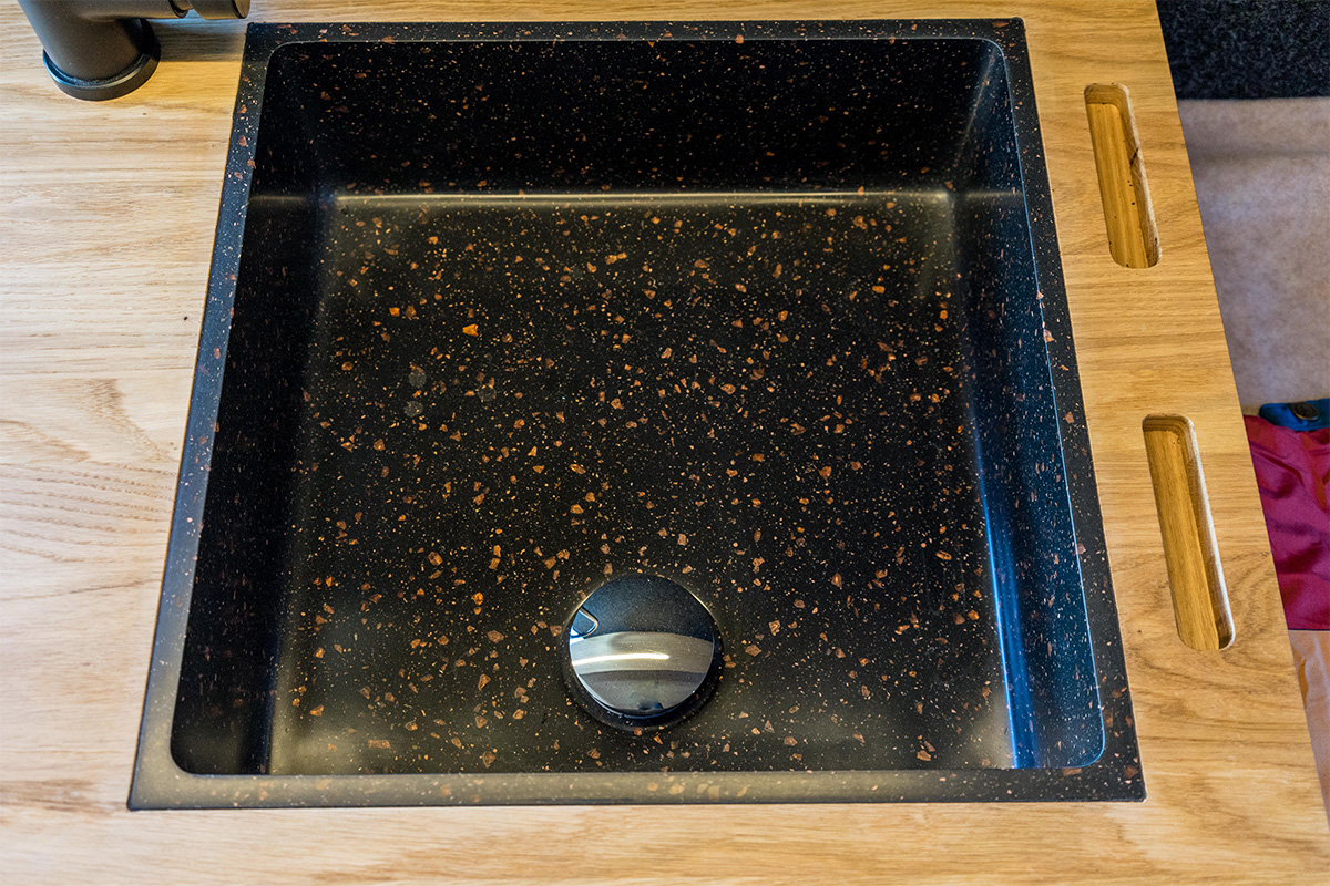 Washbasin made from a mixture of minerals 