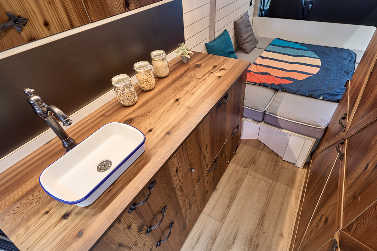 Emaille- Waschbecken mit antikem Wasserhahn Möbelfronten mit Echtholzfurnier in einem einmaligen Design 