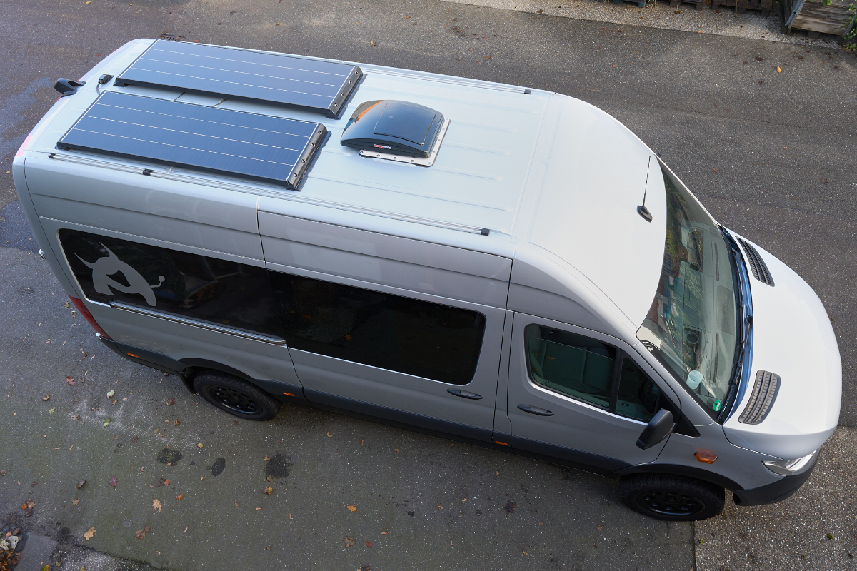 Zwei WATTSTUNDE® WS165BL BLACK LINE Schindel-Solarmodule 125Wp für eine autarke Stromversorgung. MaxxFan- Dachlüfter mit 12V-Ventilator für die Belüftung bei jedem Wetter. 