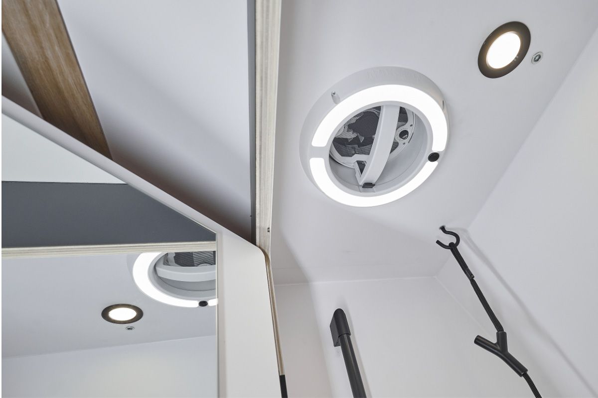 Pilzlüfter Maxx Dome im Badezimmer für ausreichend Entlüftung und zusätzliches Licht. 