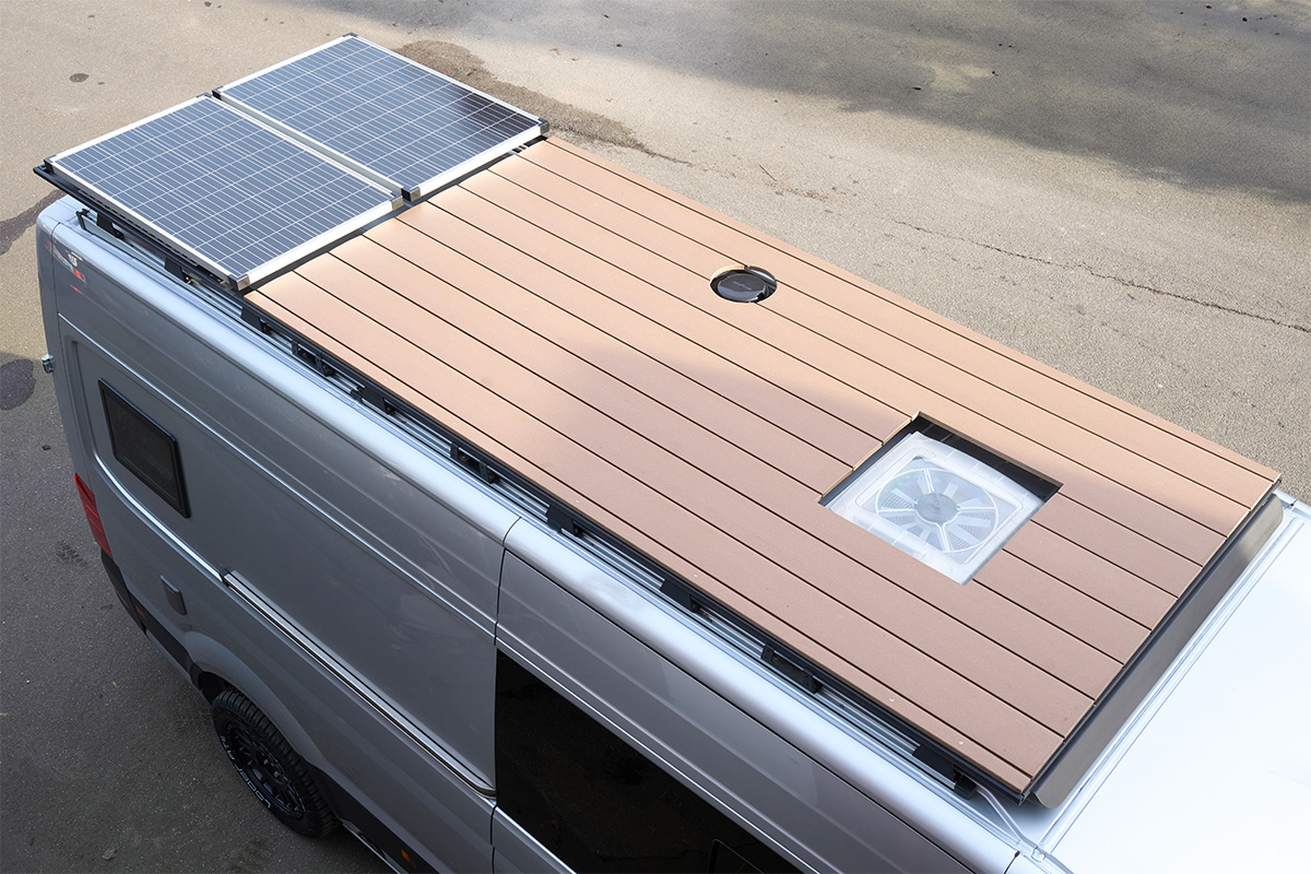 VanMe Camperausbau Gerahmte Solarmodule auf dem Dachträger befestigt. Dachterrasse auf einem ND Dachträger. 