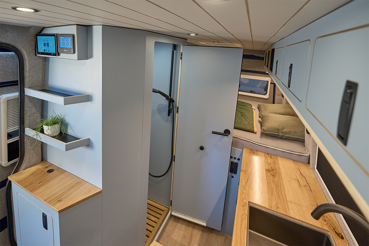 VanMe Camperausbau In the kitchen, a black matt sink sits enthroned under the worktop. 