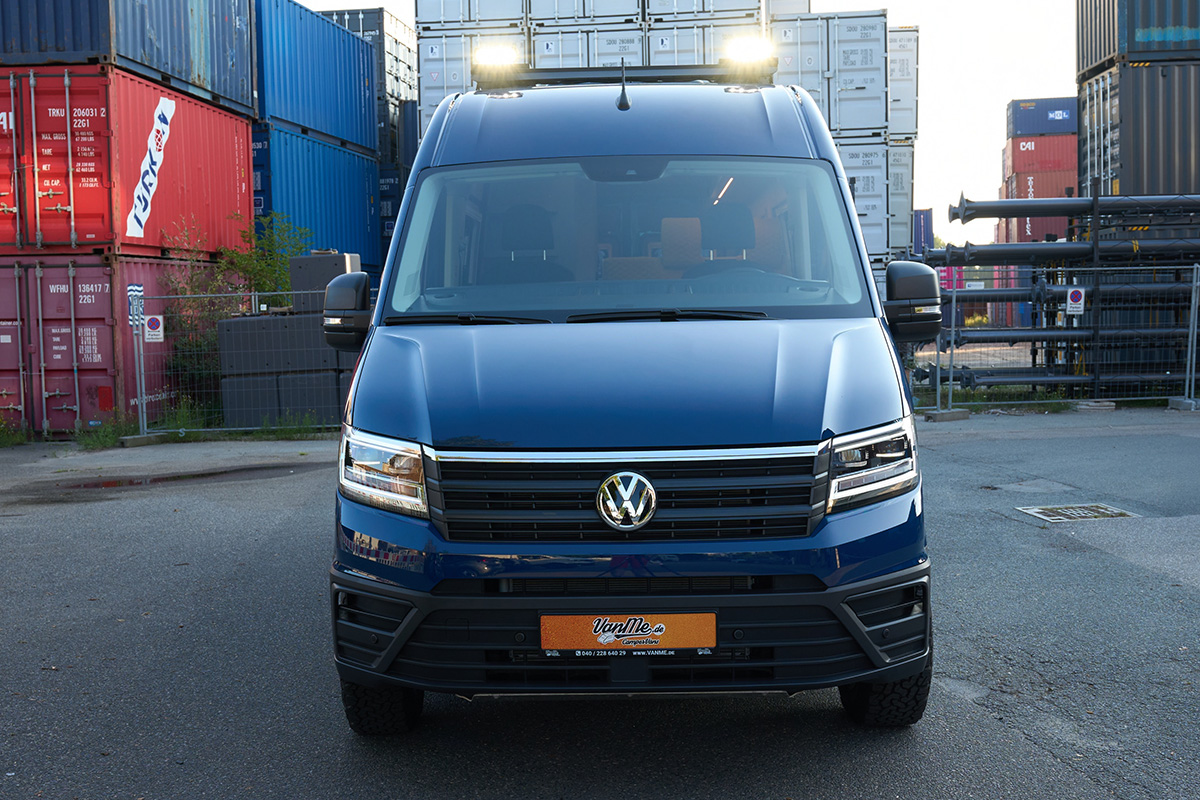 VanMe Camperausbau LED spotlights from Lazer Light were installed all around the roof rack. 